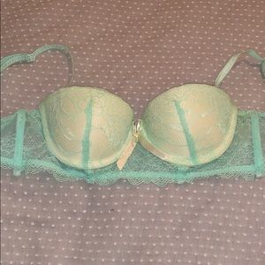 Lightly Padded push-up bra with removable straps